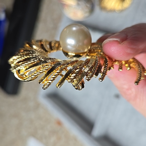 Elegant Gold Swirl Brooch with Pearl Accent - Picture 9 of 17
